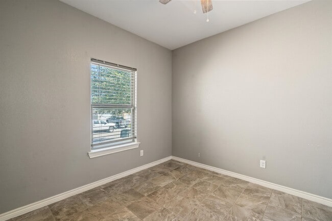 Building Photo - 1013 Tesoro Hills
