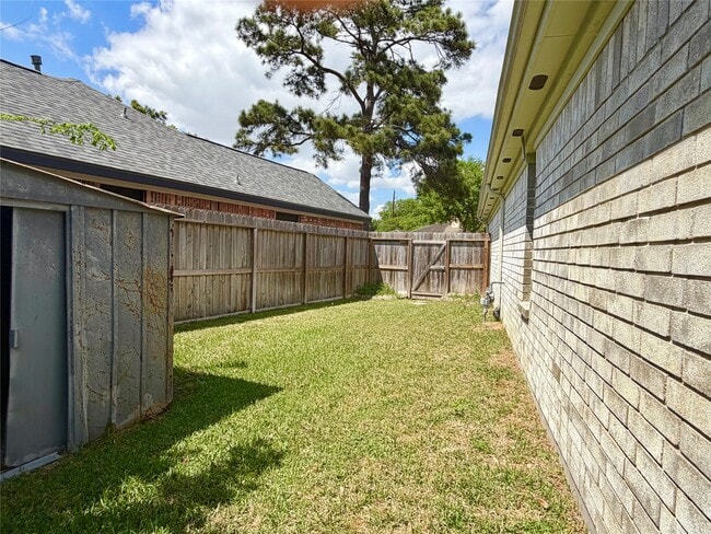 Building Photo - 17407 Chamberlain Dr