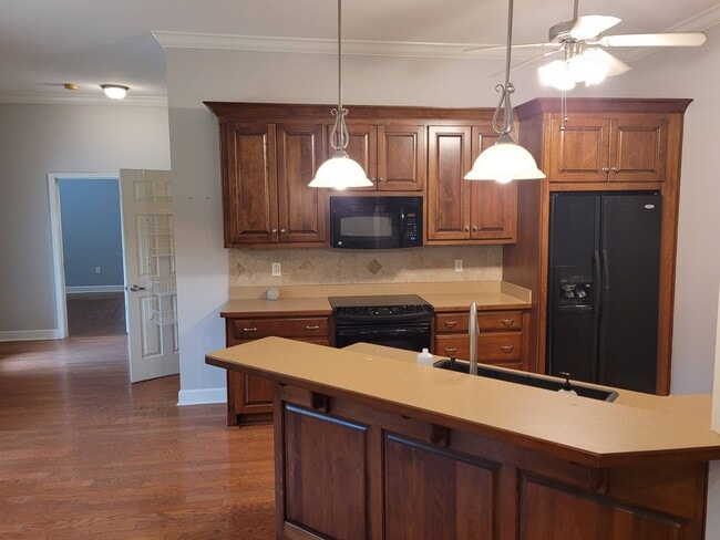 Building Photo - Spacious 4-Bedroom Home with Modern Amenit...