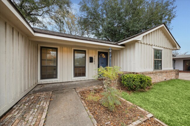 Building Photo - 7262 Roos Rd