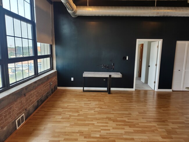 Building Photo - 3963 W Belmont Ave
