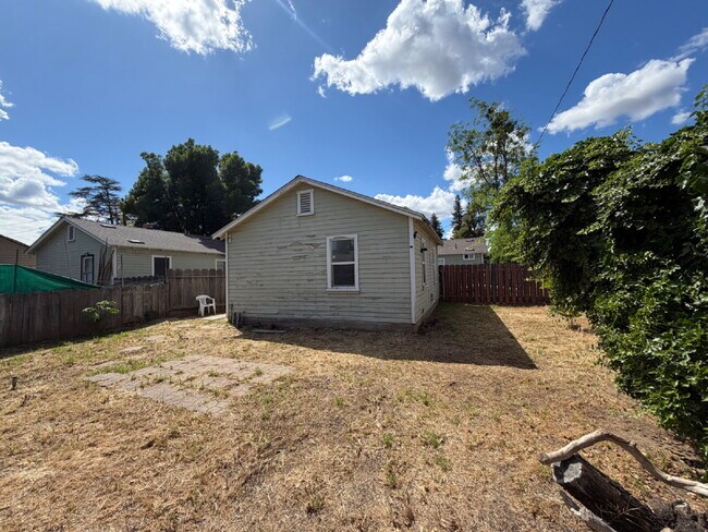 Building Photo - Charming 1-Bedroom cottage