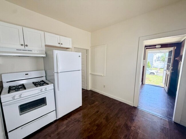 Building Photo - 4 Bedroom Single Family Home in West Haven