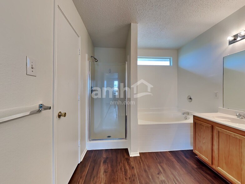 Building Photo - 205 Phlox Ln