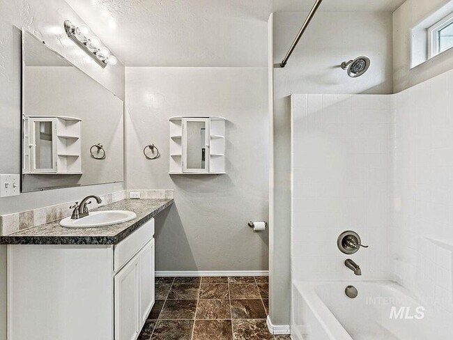 Building Photo - Immaculate/Charming Home in NW Meridian