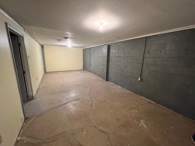 Building Photo - Large Whitehall Ranch Home