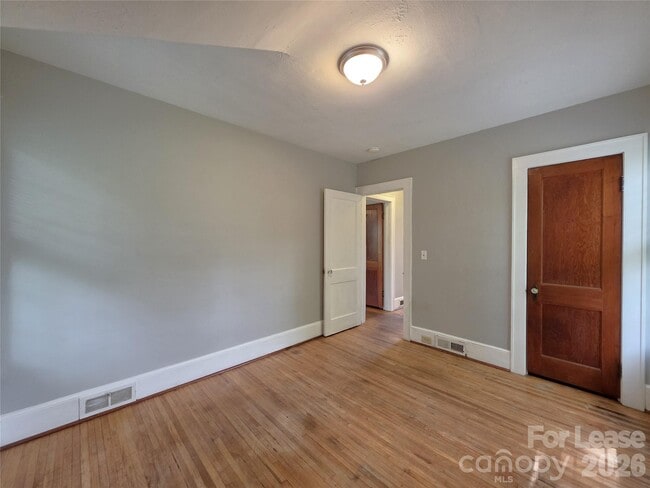 Building Photo - 754 Montgomery Ave