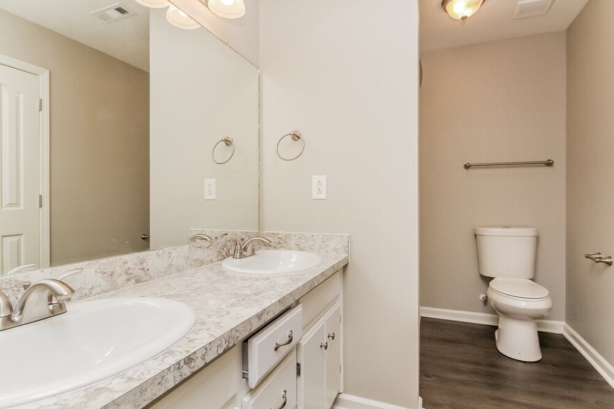 Building Photo - 3079 Roscommon Dr