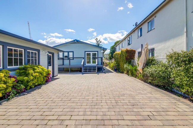 Building Photo - Updated Bungalow located in Downtown Redwood City & 15 miles from SF International Airport