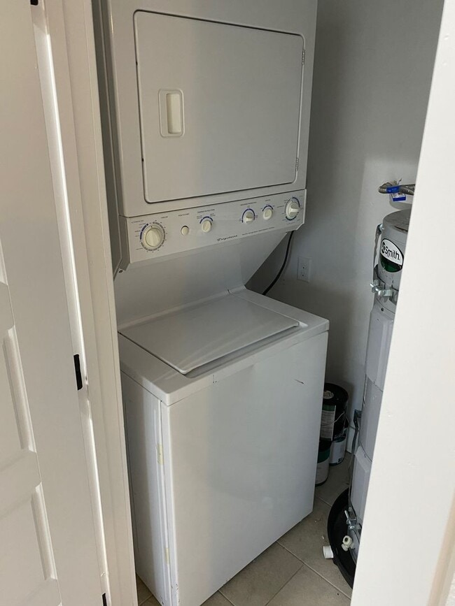 Building Photo - One story one bedroom Duplex Apartment, All Tile Floors!!! All Appliances!! Big back yard!! Recen...