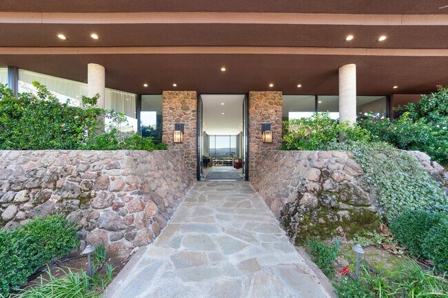 Building Photo - 2100 Old Soda Springs Rd