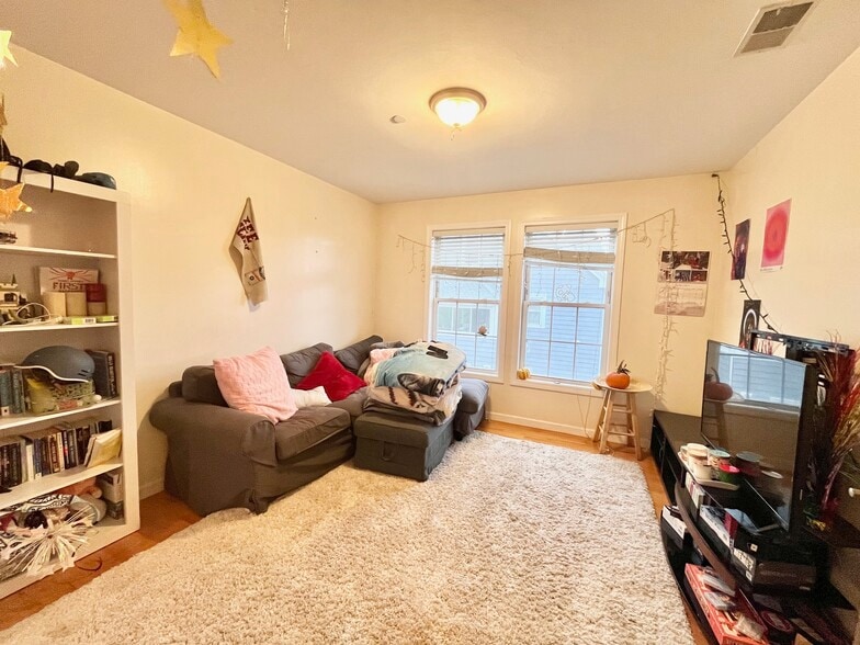 Building Photo - 207 Hillside St