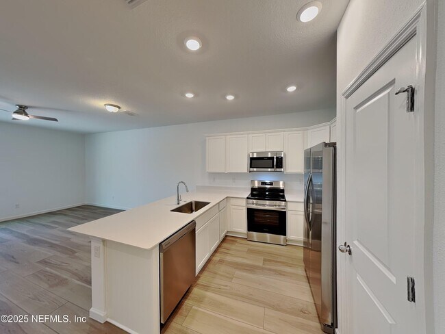 Building Photo - 610 Holly Lks Dr