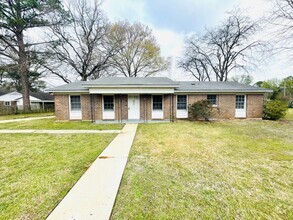 Building Photo - ** 4 bed 2 bath located in Seth Johnson ne...