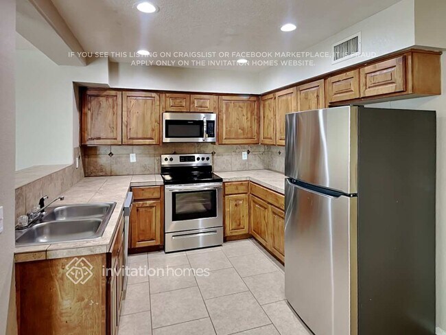 Building Photo - 7844 E Glade Ave