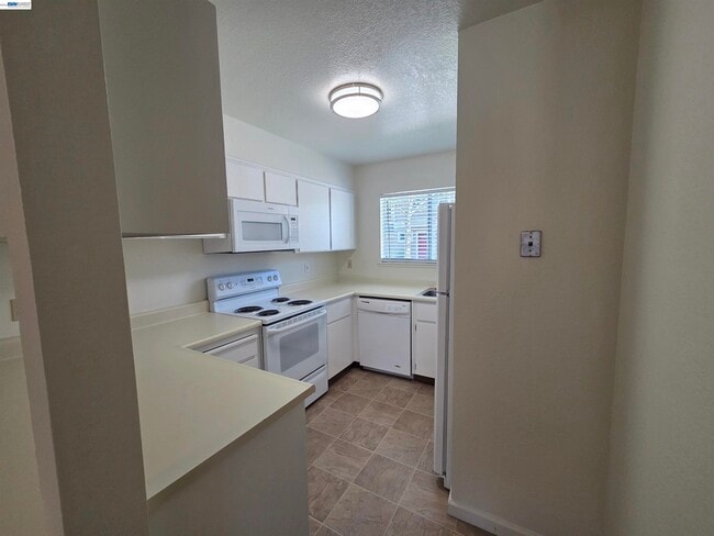 Building Photo - 7596 Silvertree Ln