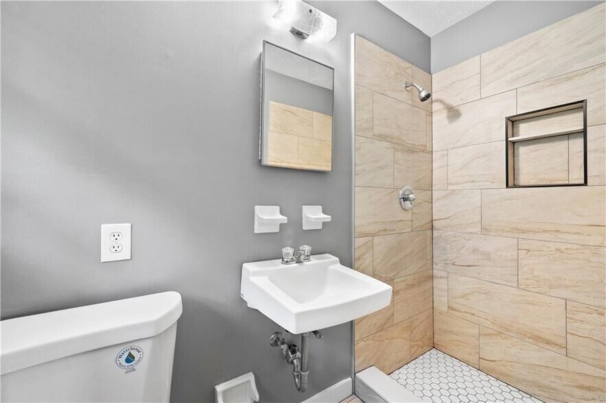 Building Photo - 4531 S Roberts Dr