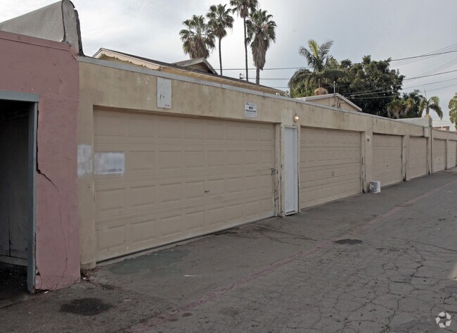Building Photo - 1825 W Crestwood Ln