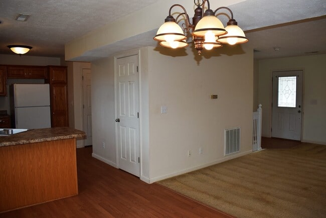 Building Photo - Spacious 3 bedroom, 2.5 bathroom duplex!