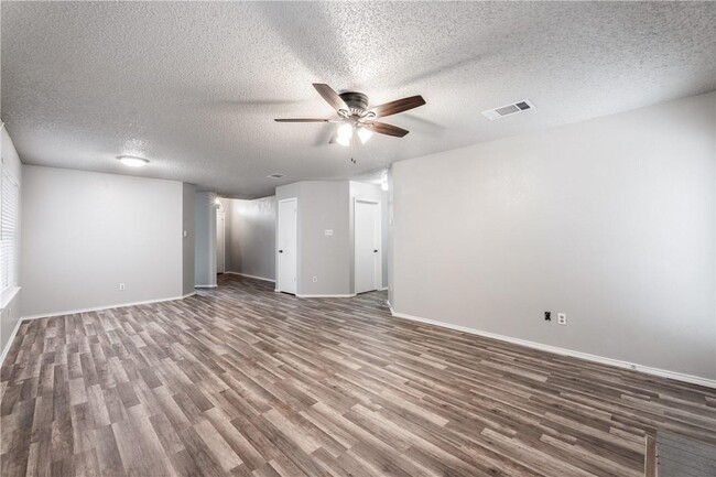 Building Photo - 3/2 in Round Rock - Move In Ready!