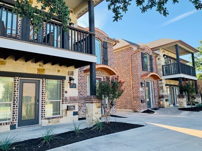 Building Photo - * MOVE IN SUMMER 07/11/2027 * 5 Bed 3 Bath, Very Short Walk to TCU Campus