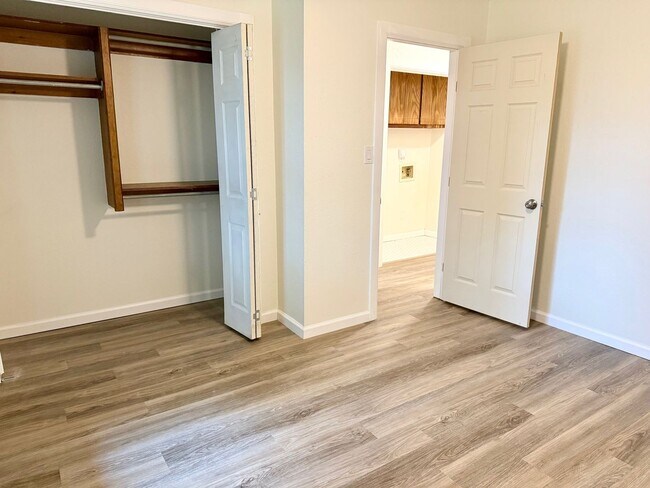 Building Photo - Super cute 2 bed 2 bath 2 car garage