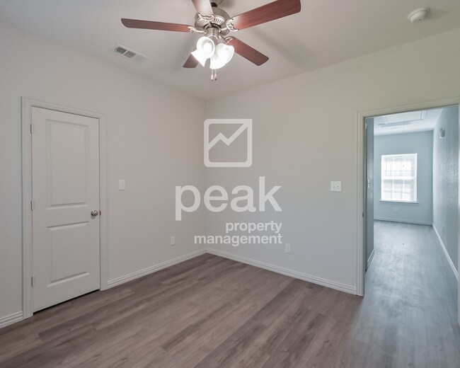 Building Photo - $1500! BEAUTIFUL 2 Bedroom Free application through 8/10! See information in description!