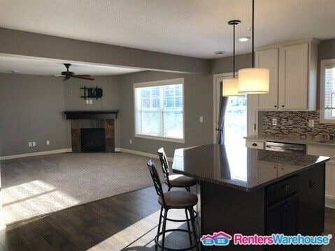 Building Photo - Available Oct 9 - Spacious End Unit 3 Bedr...