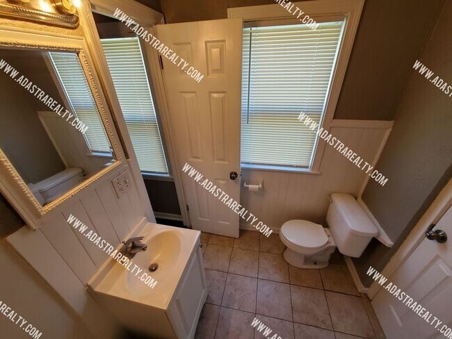 Building Photo - Remodeled 2 Bedroom Raytown Home w/Potential 3rd Bedroom-Available NOW!!