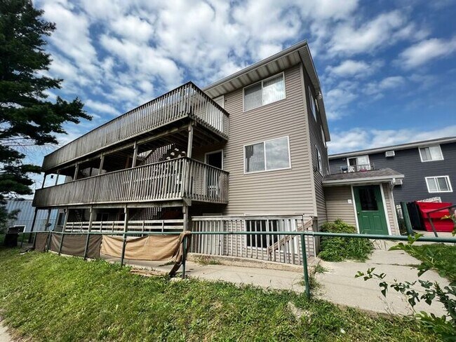 Building Photo - $1,050 | 2 Bedroom, 1 Bathroom Apartment | No Pets | Available for August 1st Move In!