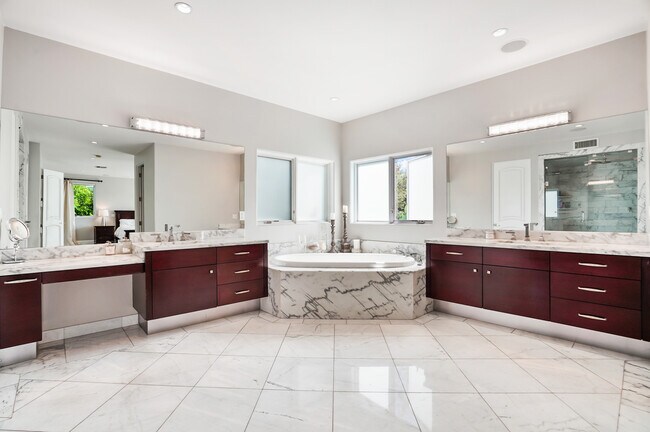 spa tub in main bath - 841 N Crescent Heights Blvd