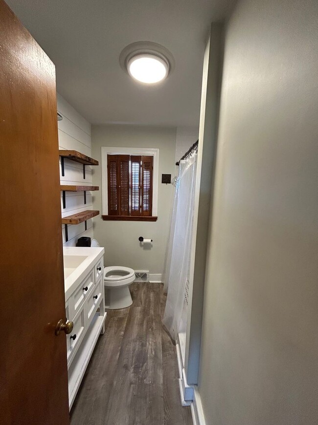 Building Photo - Remodeled rancher just outside of Frederick with stunning mountain views ready for you!