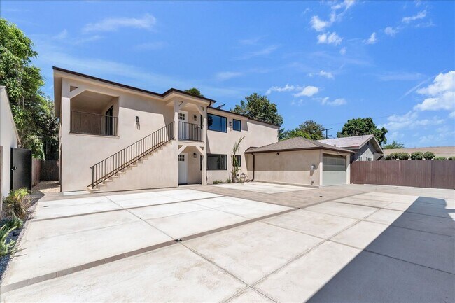 Building Photo - 6915 Encino Ave