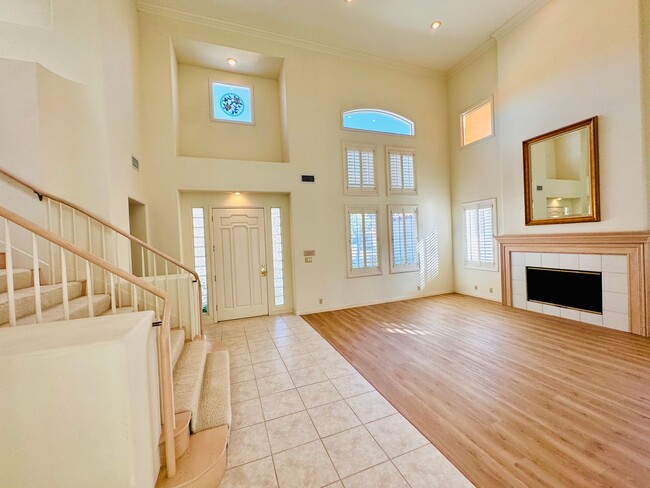 Building Photo - Magnificent 2 bed 2.5 bath POOL home in gu...