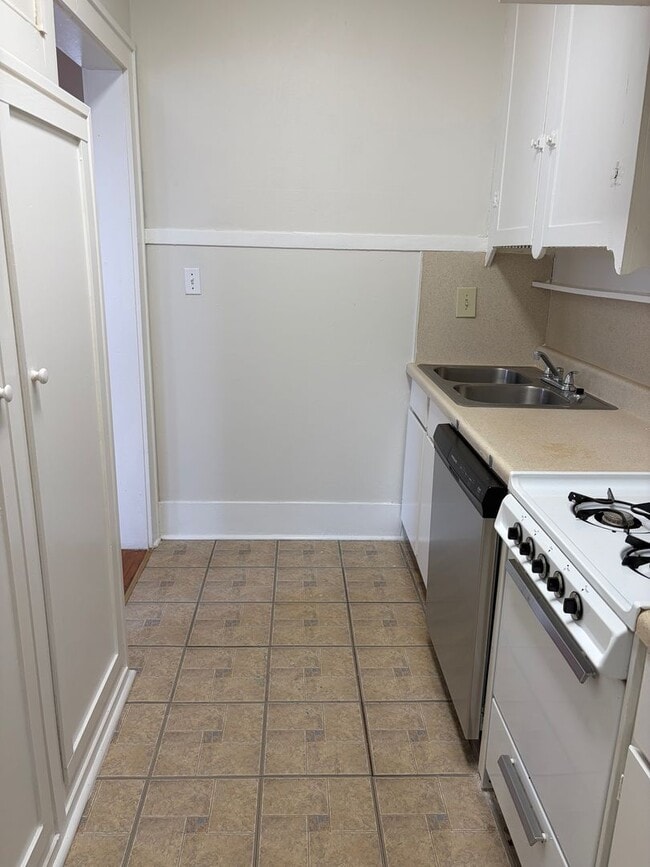 Building Photo - South Highlands 1BR/1BA