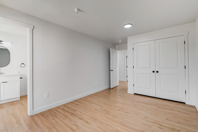 Building Photo - Private Bedroom/Bath in 2,200 Sq Ft 5 Bedr...