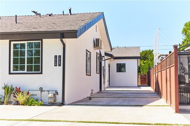 Building Photo - 14745 Bassett St