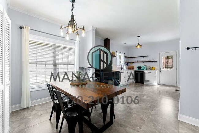 Building Photo - Cozy 3 bedroom house located one block from the Beltline!