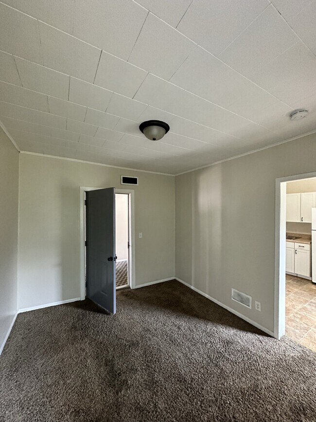 Building Photo - 572 W. 5th Street Apartments LLC