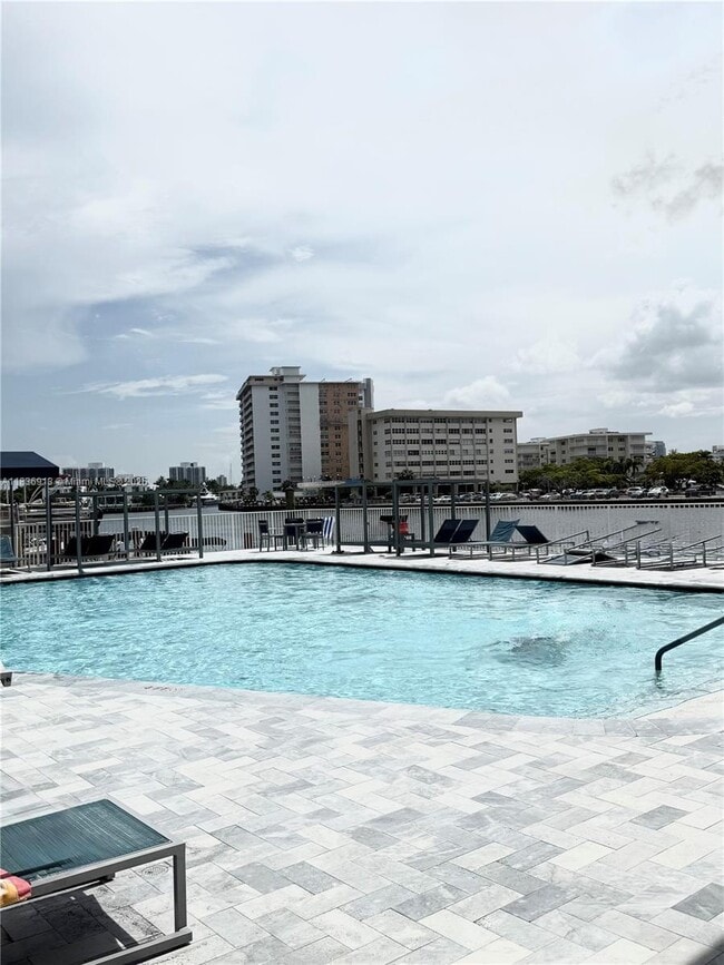 Building Photo - 1833 S Ocean Dr