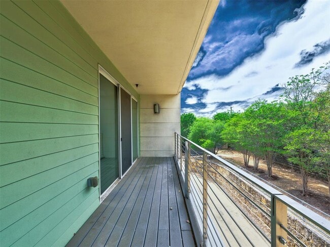 Building Photo - 604 N Bluff Dr