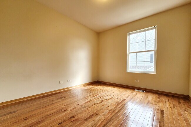 Building Photo - 263 Springbrook Trail S