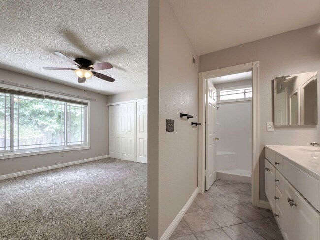 Building Photo - 3 Bedroom/2 Bathroom Private Home with Lar...