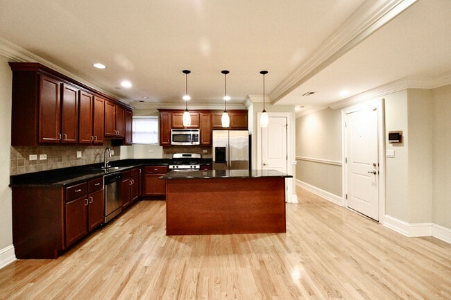 Building Photo - 5528 S Indiana Ave