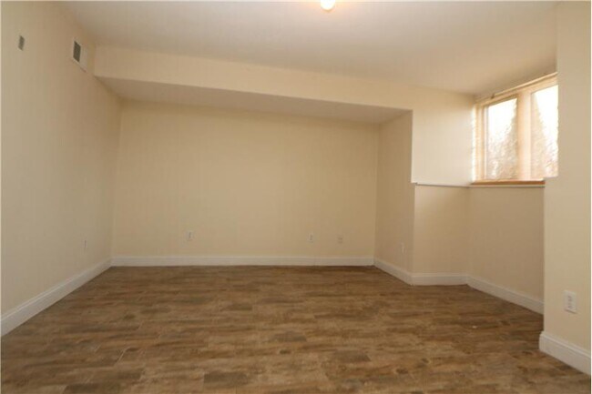 Building Photo - 143 Grovers Ave