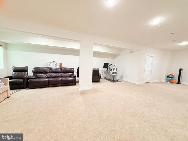 Building Photo - 161 Livingston Ln