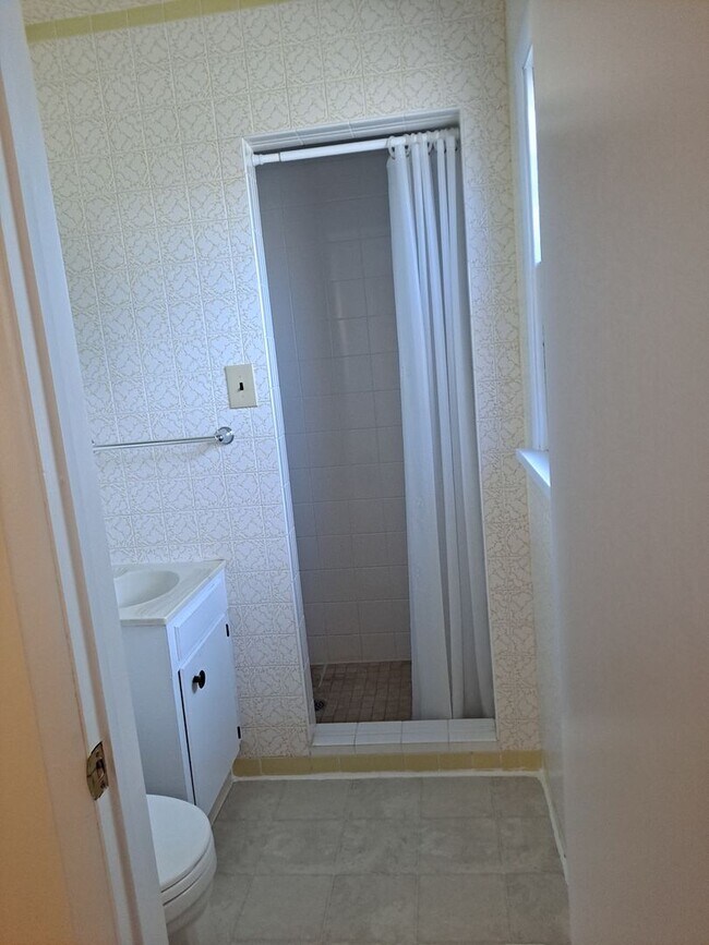 Building Photo - ALL PROSPECTIVE TENANTS MUST SUBMIT A $58 ...