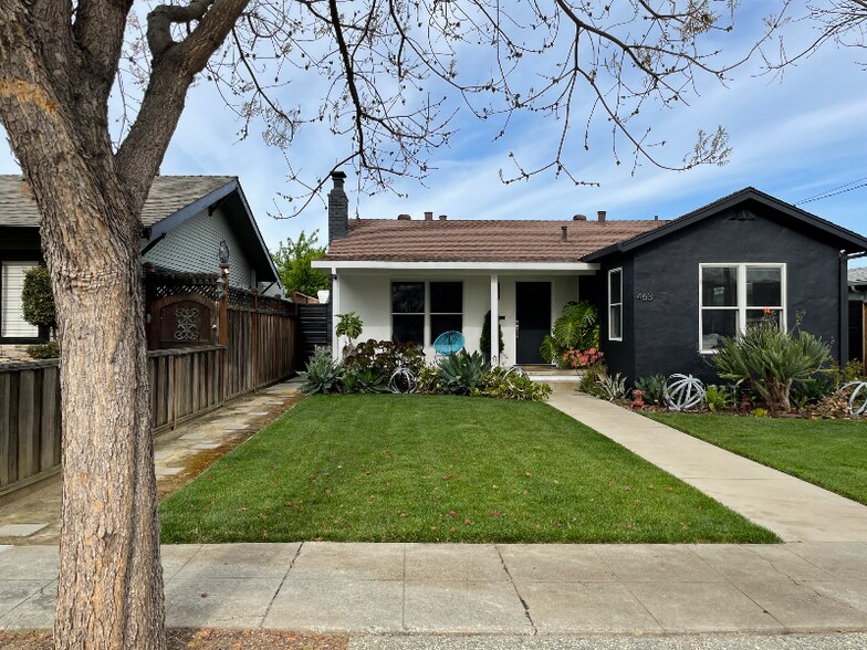 Building Photo - 463 Menker Ave