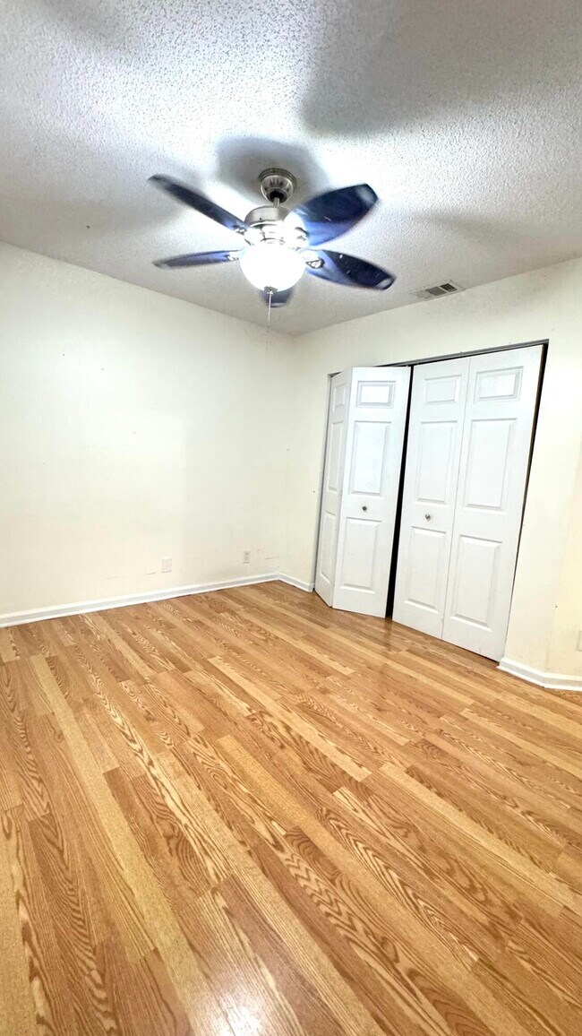 Building Photo - 5149 El Claro Cir