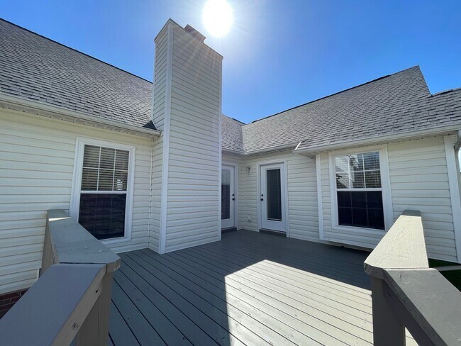 Building Photo - Immaculate and Move In Ready on Newport!